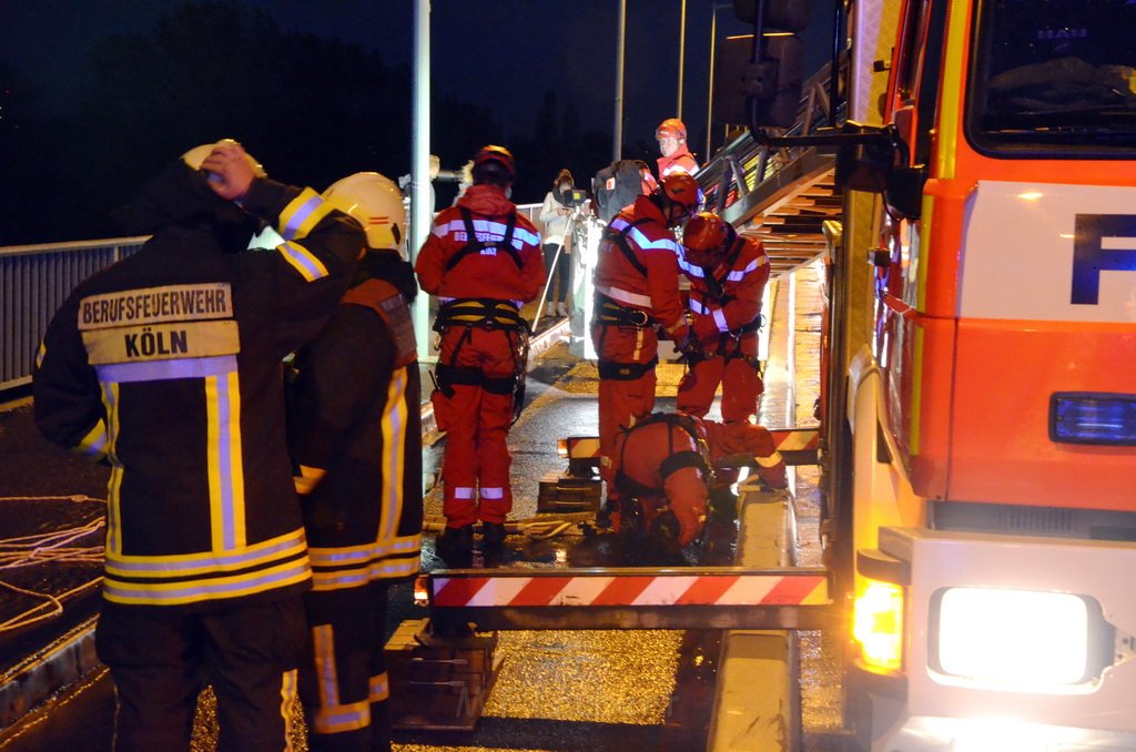 Einsatz BF Hoehenretter Koelner Seilbahn Hoehe Zoobruecke P2307.JPG